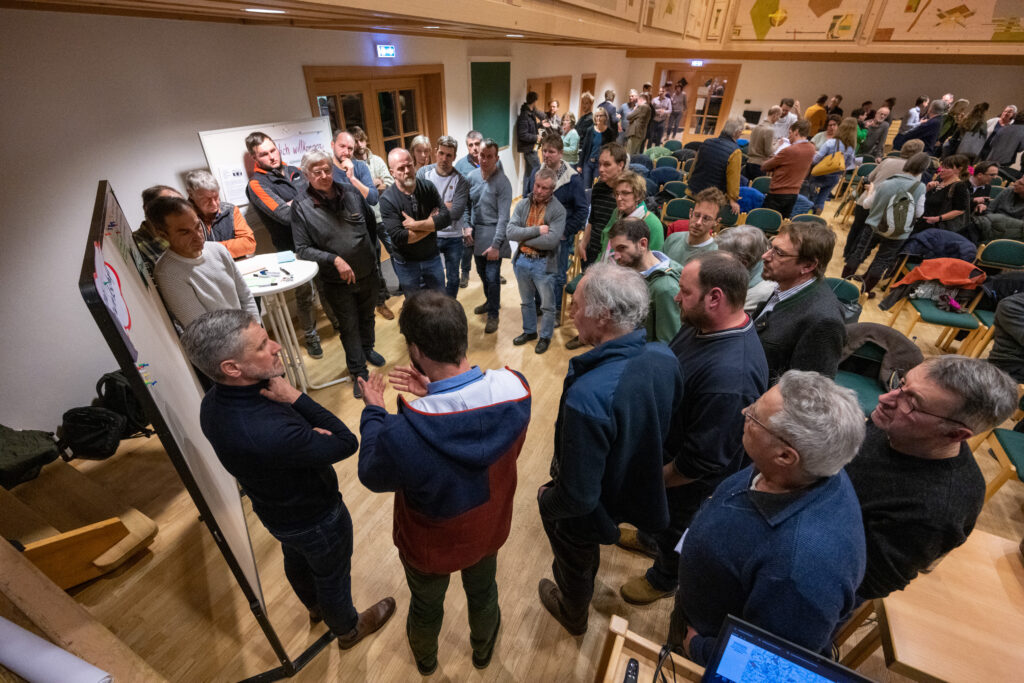 Menschen diskutieren bei der Regionalkonferenz in Eglofs