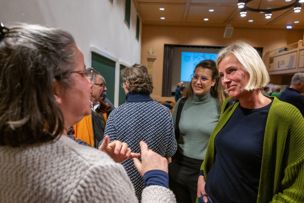 Teilnehmer diskutieren bei der Regionalkonferenz in Eglofs