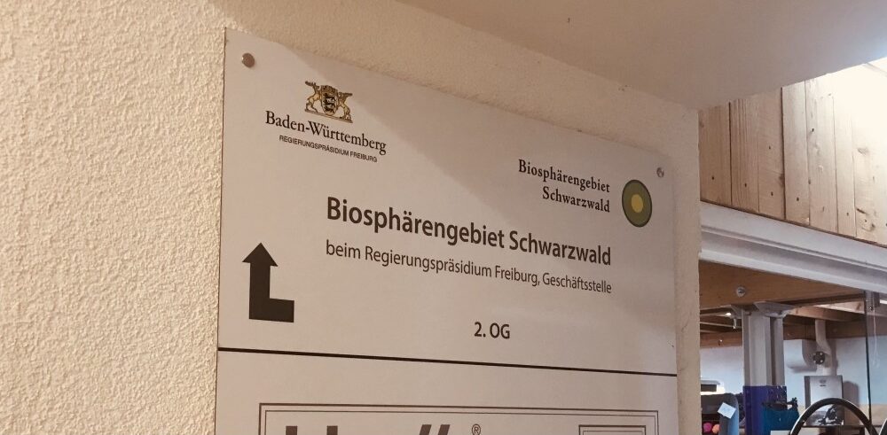 Schild der Geschäftsstelle im Biosphärengebiet Schwarzwald